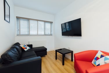 5 bed house, Goods Yard Close, City Centre, Loughborough, LE115EB - Image 2