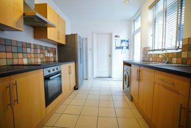 4 bed house, Derby Road, City Centre, Loughborough, LE115AE - Image 2