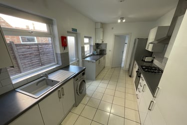 5 bed house, Storer Road, City Centre, Loughborough, LE115EH - Image 2