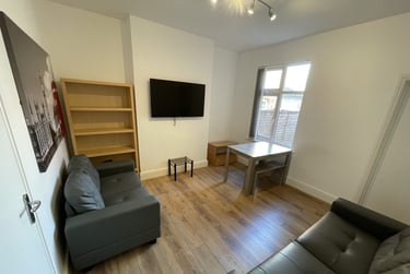 5 bed house, Storer Road, City Centre, Loughborough, LE115EH - Image 1