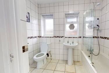5 bed house, Holt Drive, Shelthorpe, Loughborough, LE113HZ - Image 10