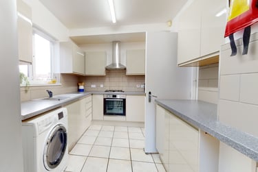 5 bed house, Holt Drive, Shelthorpe, Loughborough, LE113HZ - Image 2