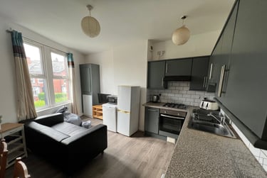 3 bed house, Beechwood Crescent, Burley, Leeds, LS42LL - Image 2