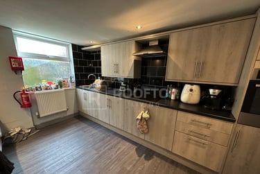 6 bed house, Queens Road, Hyde Park, Leeds, LS61HU - Image 1