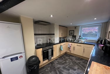 5 bed house, Delph Mount, Rampart Road, Leeds, LS62HS - Image 1