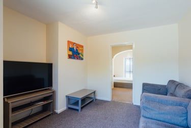 6 bed house, Holywell Drive, City Centre, Loughborough, LE113JX - Image 1