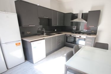 6 bed house, Manor Drive, Hyde Park, Leeds, LS61DE - Image 2