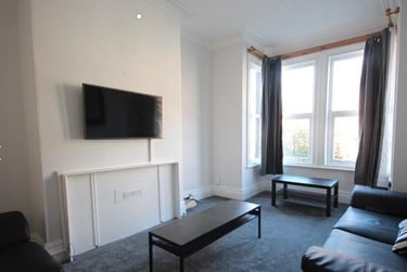6 bed house, Manor Drive, Hyde Park, Leeds, LS61DE - Image 1