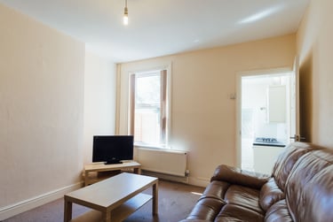 4 bed house, Paget Street, City Centre, Loughborough, LE115DU - Image 1
