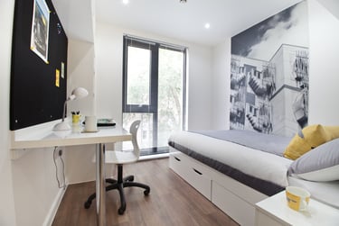 Premier 3 Bed at Gateway Apartments, 31 Montgomery St, Marchmont, Edinburgh, EH75BH - Image 1