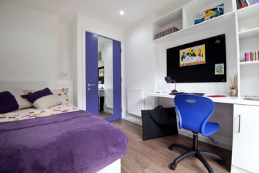 Premier 2 Bed at Gateway Apartments, 31 Montgomery St, Marchmont, Edinburgh, EH75BH - Image 1