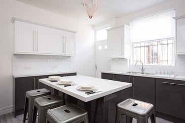 6 bed house, Burchett Grove, Rampart Road, Leeds, LS62JA - Image 1