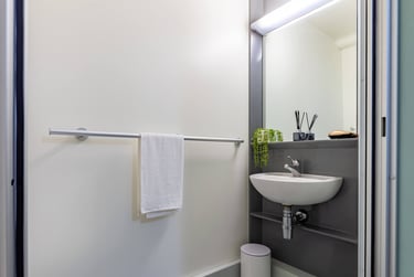 Premium Ensuite at Kendrick Hall, 4 Crown Place, City Centre, Reading, RG15AE - Image 6