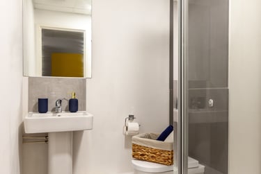 Deluxe Ensuite at Allen Court, 1 Cromwell Range, Fallowfield, Manchester, M146FQ - Image 8