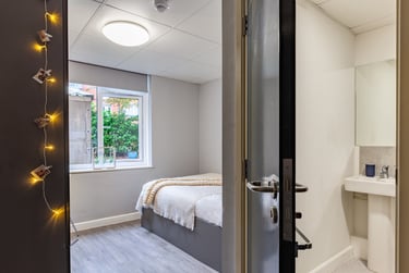 Deluxe Ensuite at Allen Court, 1 Cromwell Range, Fallowfield, Manchester, M146FQ - Image 3