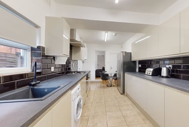 5 bed house, Storer Road, City Centre, Loughborough, LE115EH - Image 1