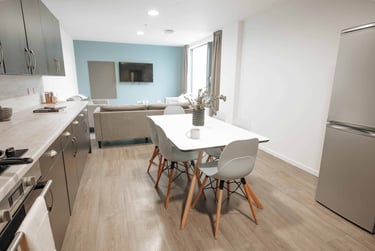 Gold En Suite - Image 9