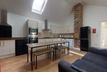 8 bed house, Meadow Lane, City Centre, Loughborough, LE111JY - Image 2