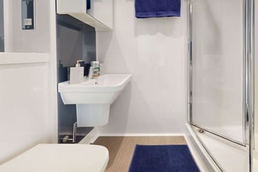 Premium 2 Bed Apartment - Image 4