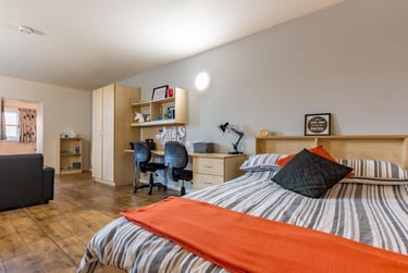 One Bed Apartment - Image 2