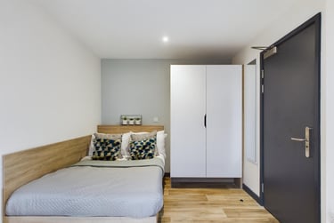 Ensuite Townhouse at Eden Square, Stoney Stanton Road, City Centre, Coventry, CV14FS - Image 1