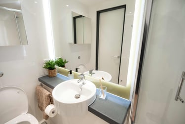 Silver En Suite - Image 7