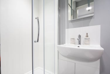 5 Bed Top Floor Ensuite - Image 5