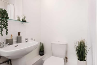 Gold En Suite - Image 4