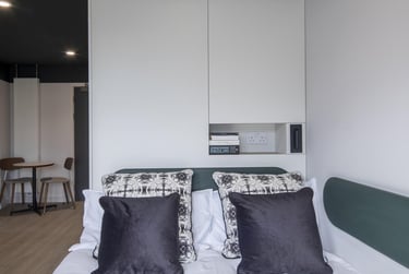 Platinum Studio Canal View - Image 3