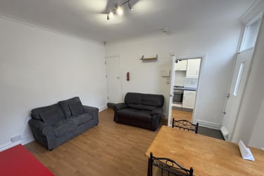 3 bed house, Winfield Terrace, Woodhouse, Leeds, LS29BD - Image 1