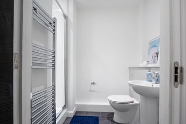 Bronze Ensuite at The Paper Works, York Street, City Centre, Sheffield, S12NY - Image 4