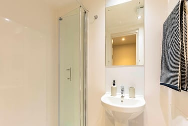 Classic Ensuite at Pershore Junction, 1-3 Dogpool Lane, Selly Park, Birmingham, B302XN - Image 7