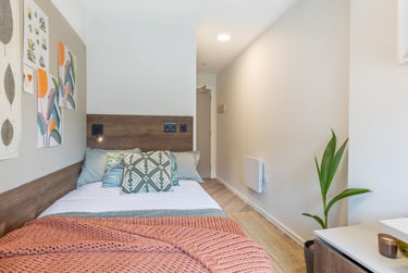 Platinum Ensuite at The Place, 33 Queens Road, City Centre, Nottingham, NG23AS - Image 1