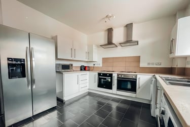 7 bed house, High Street, City Centre, Loughborough, LE112PZ - Image 2