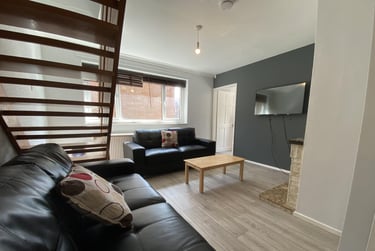 6 bed house, Holywell Drive, City Centre, Loughborough, LE113JZ - Image 2