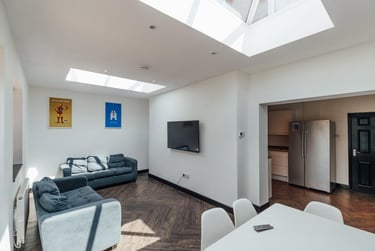 6 bed house, Holywell Drive, City Centre, Loughborough, LE113JX - Image 1