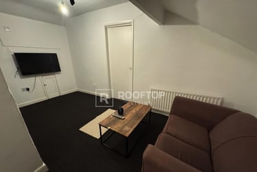 8 bed house, Hyde Park Terrace, Hyde Park, Leeds, LS61BJ - Image 1
