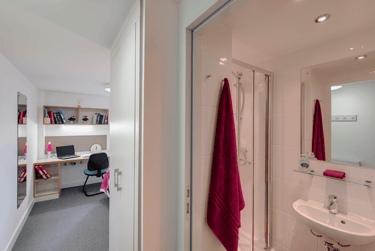 Deluxe Ensuite - Image 1