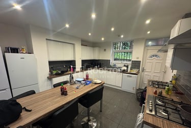 7 bed house, Ash Grove, Hyde Park, Leeds, LS61AX - Image 1