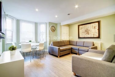8 bed house, Queens Road, Hyde Park, Leeds, LS61HU - Image 1