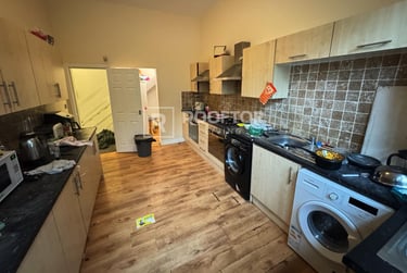 9 bed house, Moorland Avenue, Hyde Park, Leeds, LS61AP - Image 2