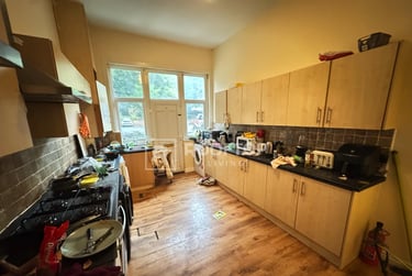 9 bed house, Moorland Avenue, Hyde Park, Leeds, LS61AP - Image 1