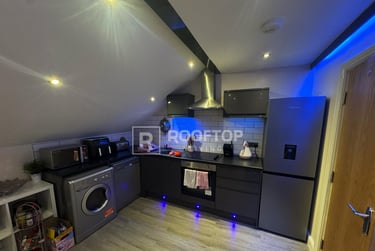 1 bed house, Victoria Road, Hyde Park, Leeds, LS61DU - Image 1