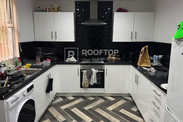 6 bed house, Victoria Road, Hyde Park, Leeds, LS61DR - Image 1