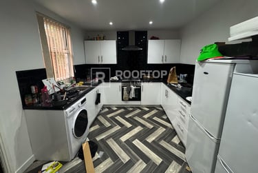 6 bed house, Victoria Road, Hyde Park, Leeds, LS61DR - Image 2