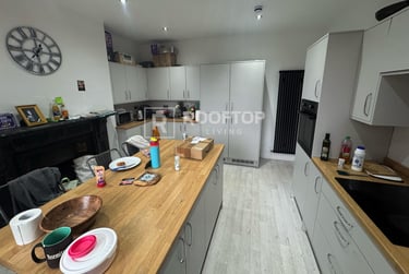 9 bed house, Belle Vue Road, Hyde Park, Leeds, LS31HG - Image 1