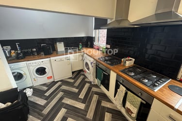 9 bed house, Belle Vue Road, Hyde Park, Leeds, LS31HG - Image 4