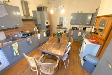 8 bed house, Regent Park Terrace, Rampart Road, Leeds, LS62AX - Image 1