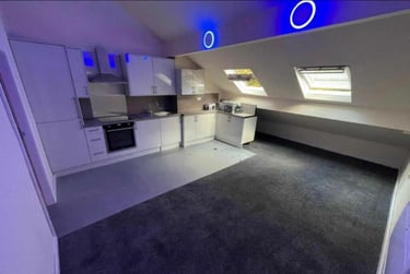 6 bed house, Regent Park Terrace, Rampart Road, Leeds, LS62AX - Image 1