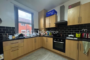 7 bed house, Chestnut Avenue, Hyde Park, Leeds, LS61BA - Image 1